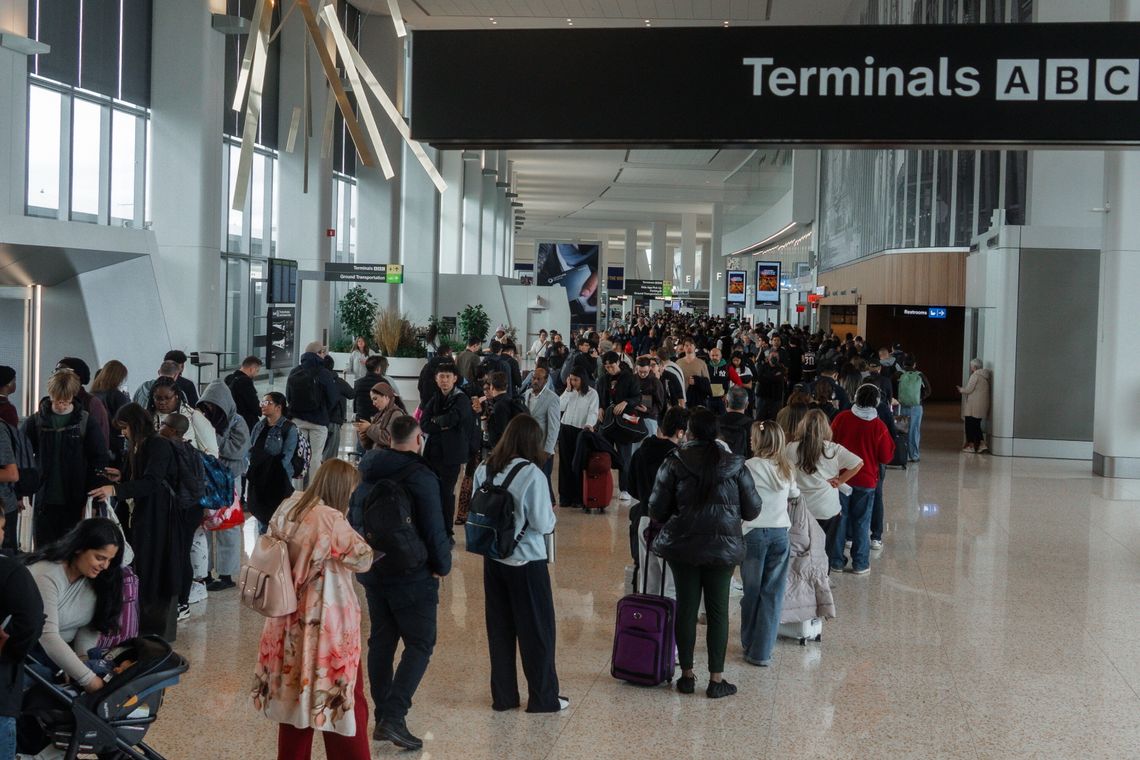 Trump nakazał wypłatę pensji funkcjonariuszom TSA na lotniskach mimo shutdownu