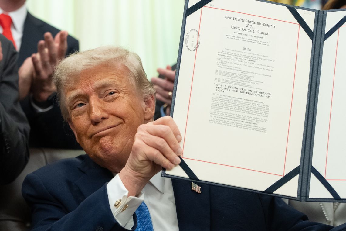 Trump podpisał ustawę o finansowaniu służb migracyjnych do końca jego kadencji Trump podpisał ustawę o finansowaniu służb migracyjnych do końca jego kadencji
