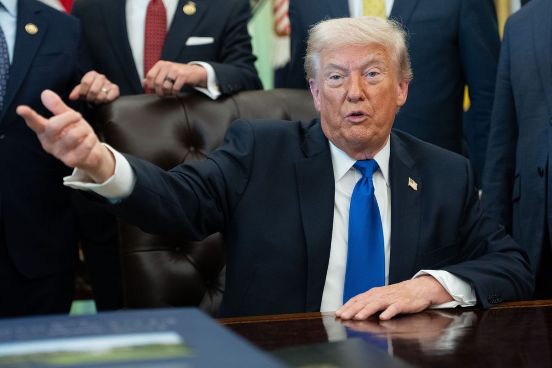 Trump: podwyższę cła na samochody z UE do 25 proc.