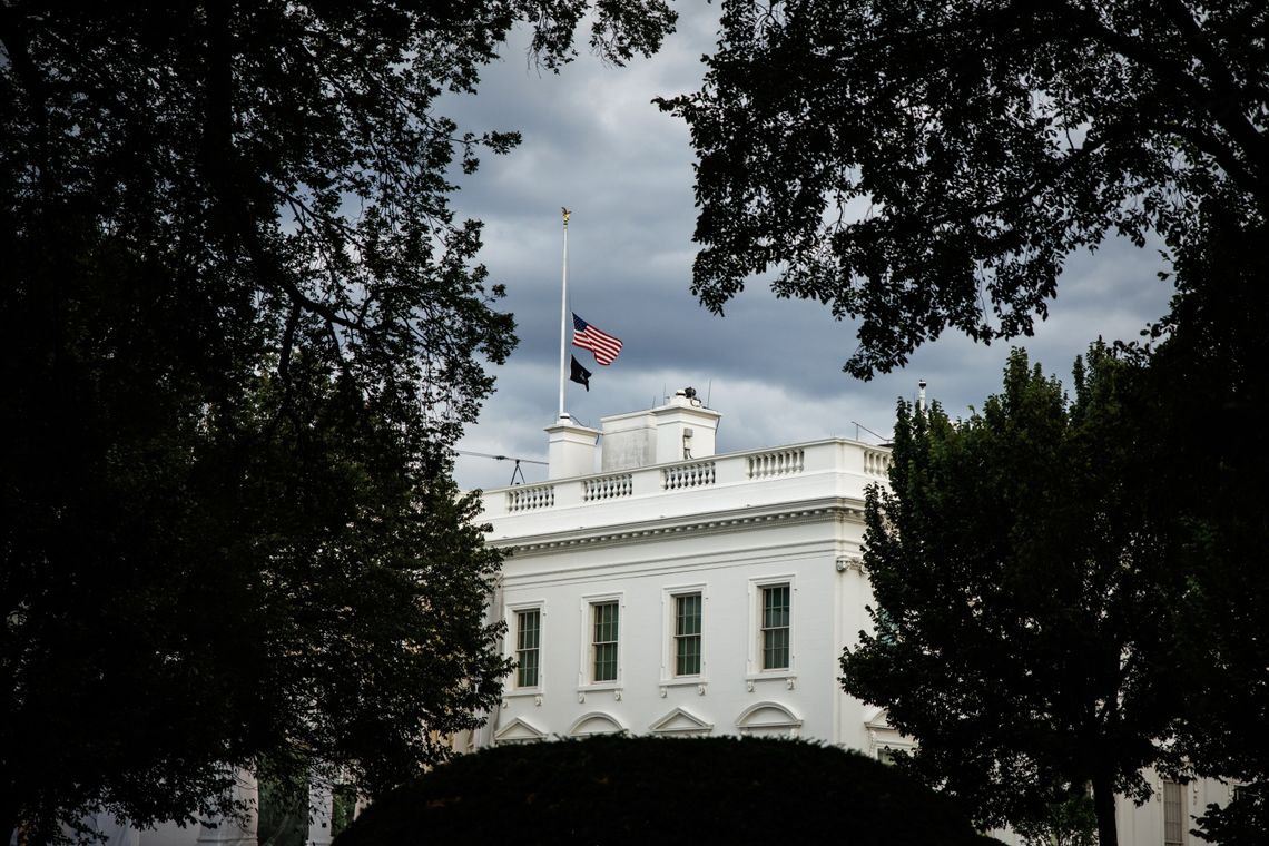 Trump zarządził opuszczenie flag do połowy masztów po śmierci Dolly Parton Trump zarządził opuszczenie flag do połowy masztów po śmierci Dolly Parton
