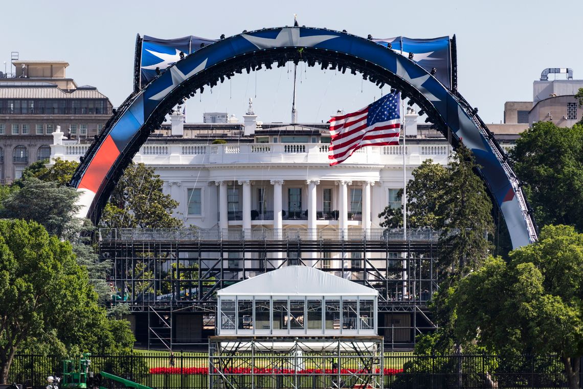 Trump zasugerował, że arena budowana na galę MMA może pozostać na stałe przy Białym Domu Trump zasugerował, że arena budowana na galę MMA może pozostać na stałe przy Białym Domu