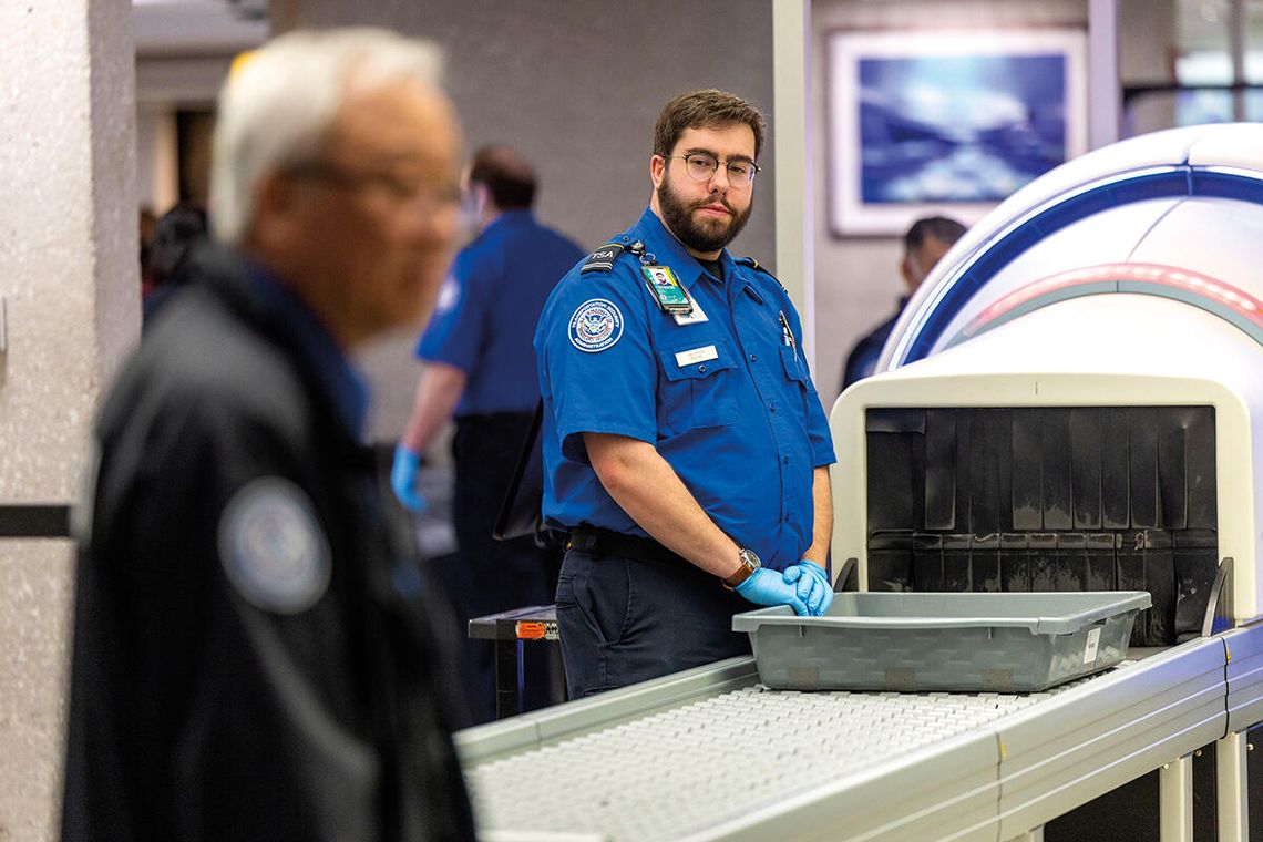 TSA grozi zamknięciem lotnisk z powodu impasu budżetowego i niewypłacania pracownikom TSA grozi zamknięciem lotnisk z powodu impasu budżetowego i niewypłacania pracownikom