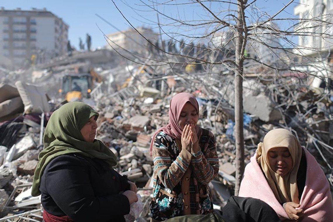 Turcja, Syria. Liczba ofiar trzęsienia ziemi przekroczyła 11 tys.; maleją szanse na odnalezienie ocalałych (WIDEO)