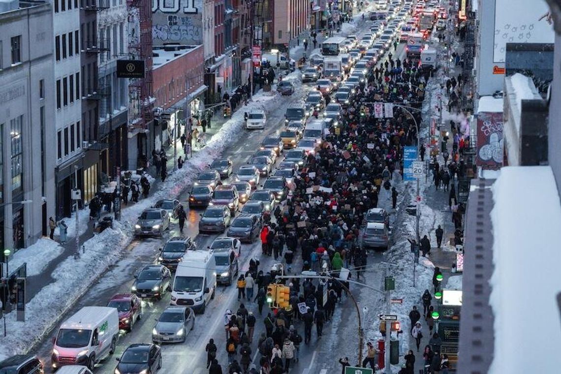 Tysiące ludzi protestują przeciwko działaniom służb ICE w wielu miastach