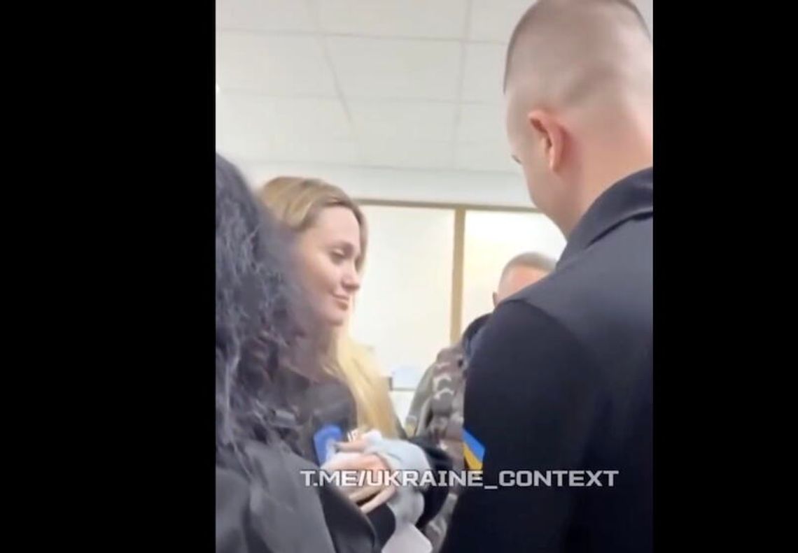 Angelina Jolie odwiedziła Mikołajów i Chersoń, miasta blisko linii frontu (WIDEO)