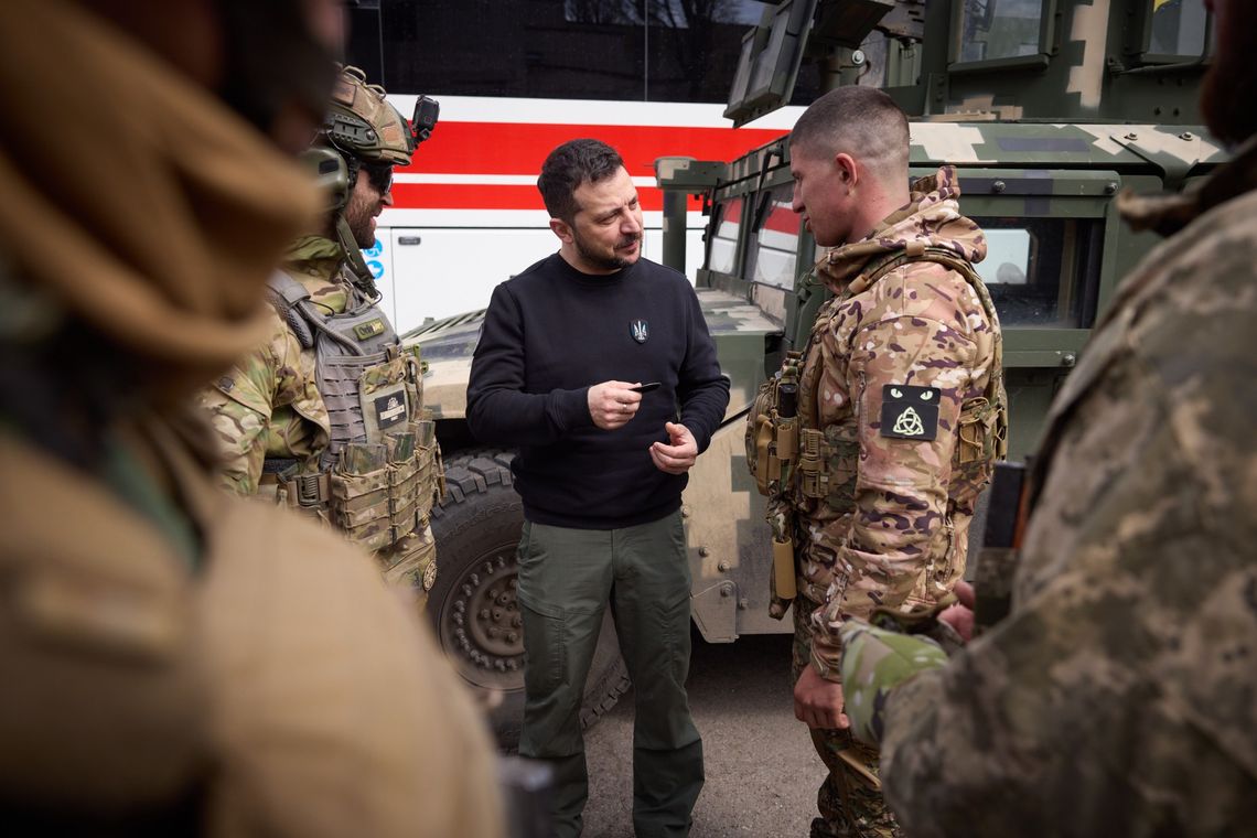 Ukraina. Prezydent Zełenski odwiedził żołnierzy walczących z rosyjską armią w Awdijiwce w Donbasie (WIDEO)