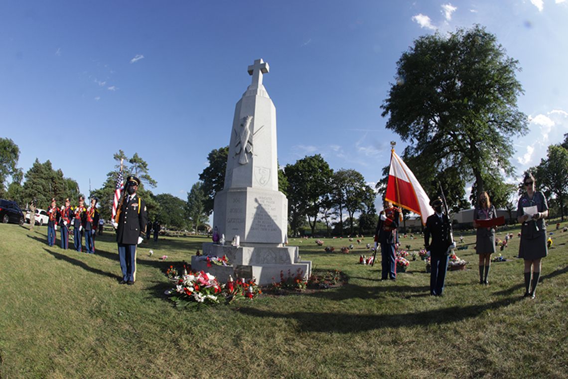 Uroczystości na polonijnych cmentarzach z salwą honorową