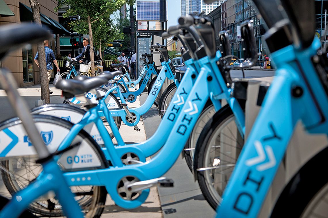 Uzbrojeni złodzieje na miejskich rowerach w centrum Chicago