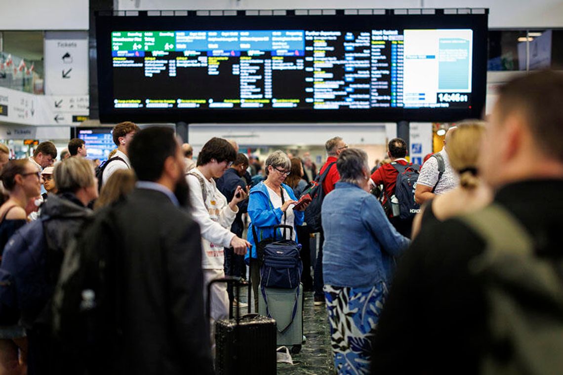 W. Brytania. Zamknięte mosty, odwołane loty, tysiące domów bez prądu z powodu sztormu Floris