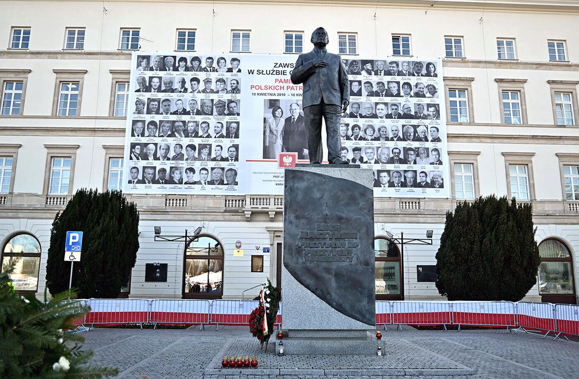 W całym kraju uroczystości w 15. rocznicę katastrofy smoleńskiej: wieńce pod pomnikami ofiar, apele pamięci