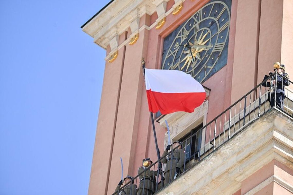 W Dniu Flagi RP podniesiono flagę państwową na wieży zegarowej Zamku Królewskiego
