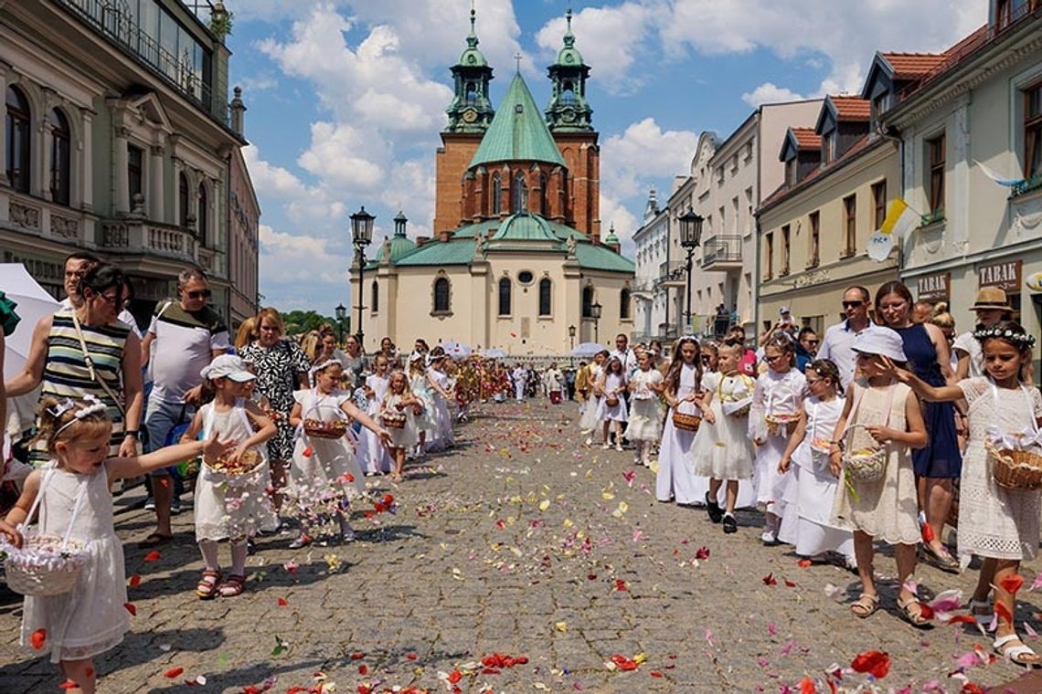 W kontekście dwóch obrazów