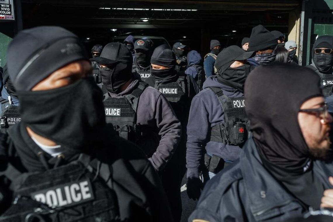 W Nowym Jorku protest przeciwko nalotom na migrantów, doszło do starć z policją W Nowym Jorku protest przeciwko nalotom na migrantów, doszło do starć z policją