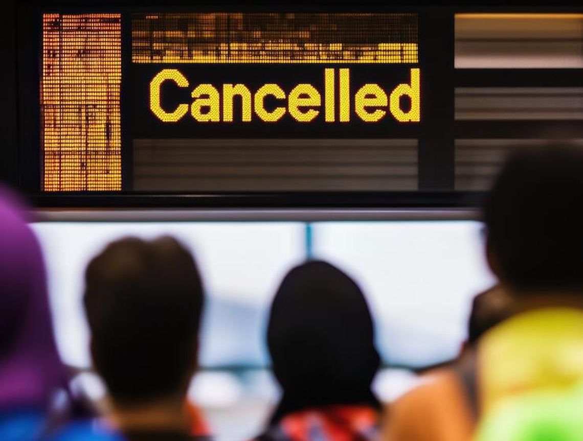 W piątek odwołano ponad tysiąc lotów, kilka tysięcy było opóźnionych
