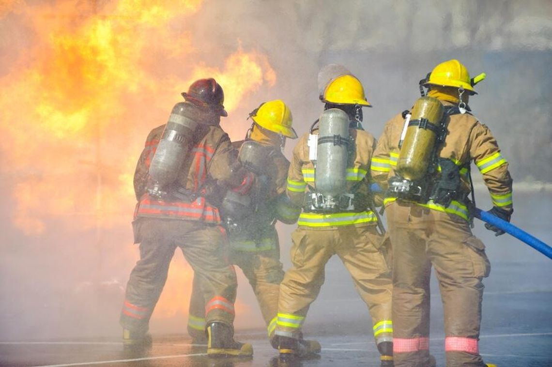 W pożarze i wybuchu w tartaku zginął strażak, są ranni