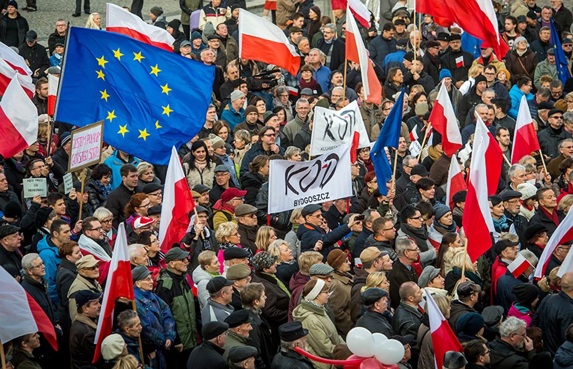 W Warszawie manifestacja KOD rozwiązana po alarmie bombowym