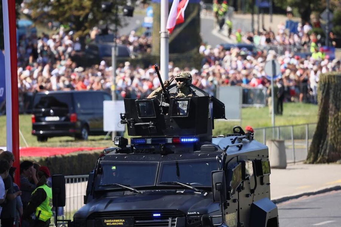 W Warszawie tysiące obserwowały wojskową defiladę liczącą niemal 2 tys. żołnierzy i ok. 300 sztuk sprzętu W Warszawie tysiące obserwowały wojskową defiladę liczącą niemal 2 tys. żołnierzy i ok. 300 sztuk sprzętu