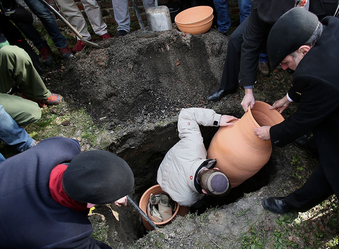 Warszawa. Na Cmentarzu Żydowskim pochowano zwoje Tory (ZDJĘCIA)