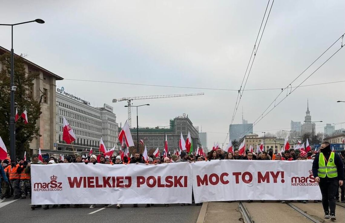 Warszawa. Od 90 do 100 tys. osób mogło przejść w Marszu Niepodległości (WIDEO)