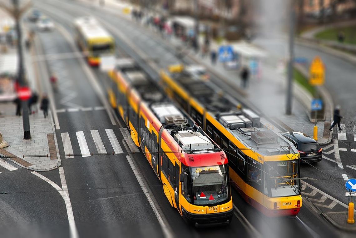 Warszawa. Ostrzelana koparka na budowie tramwaju na Wilanów