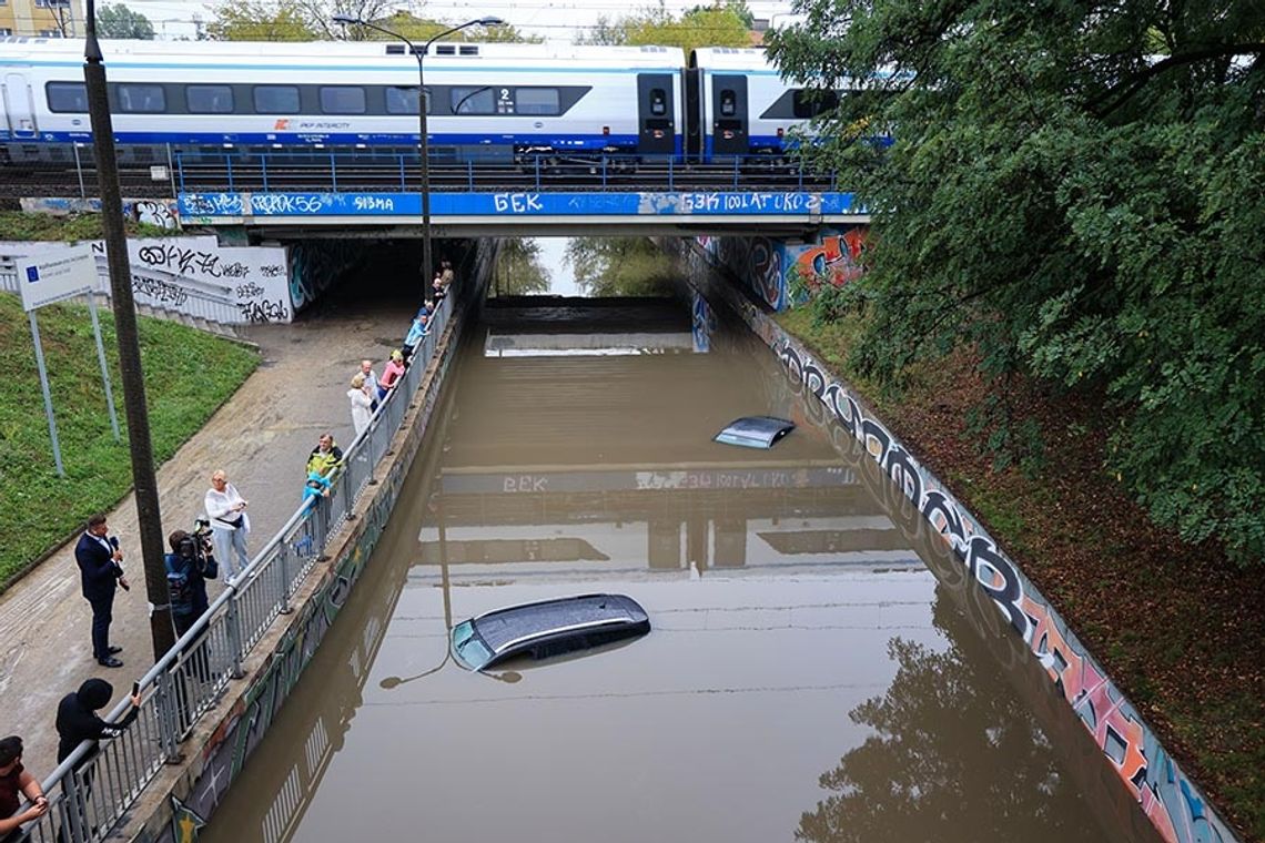 Warszawa. Po nawałnicy ulice przejezdne, nadal zalany tunel w Ursusie (ZDJĘCIA)