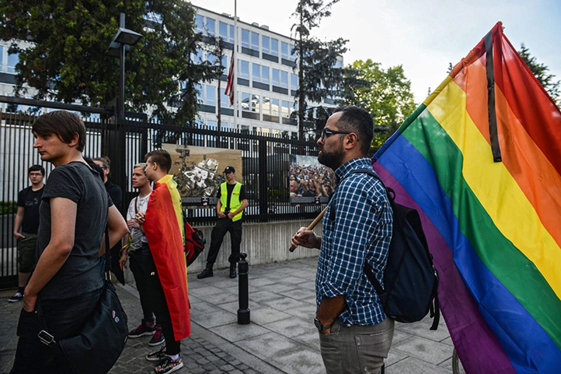 Warszawa. Przed ambasadą USA minuta ciszy w związku z atakiem w Orlando (ZOBACZ ZDJĘCIA)