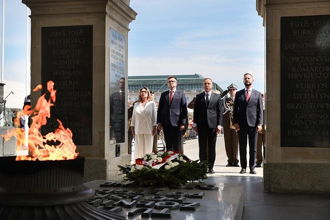 Warszawa. Przedstawiciele władz państwowych złożyli wieniec przed Grobem Nieznanego Żołnierza