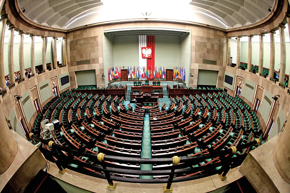 Warszawa. Sejm. Nowo wybrani posłowie zapoznają się z przebiegiem procesu legislacyjnego