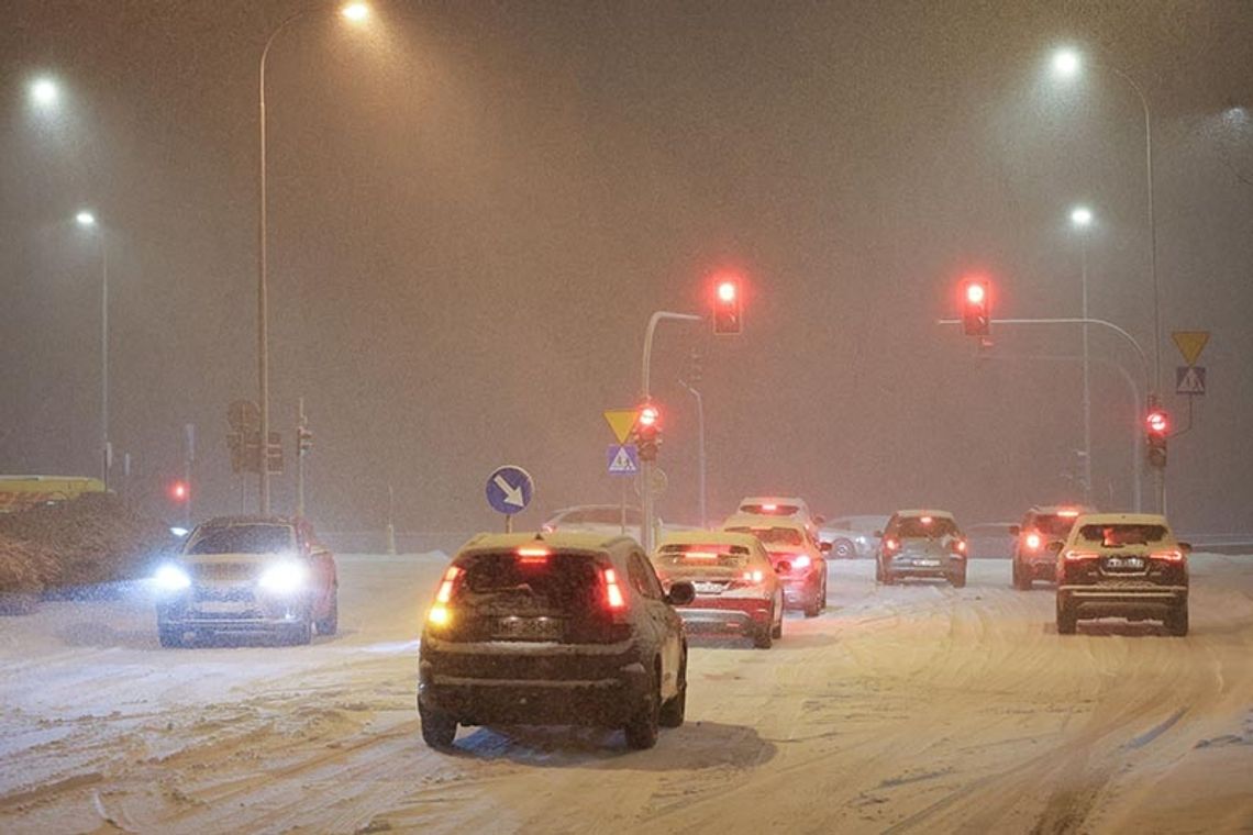 Warszawa. Śnieżyca spowodowała, że kierowcy zdjęli nogę z gazu (ZDJĘCIA)