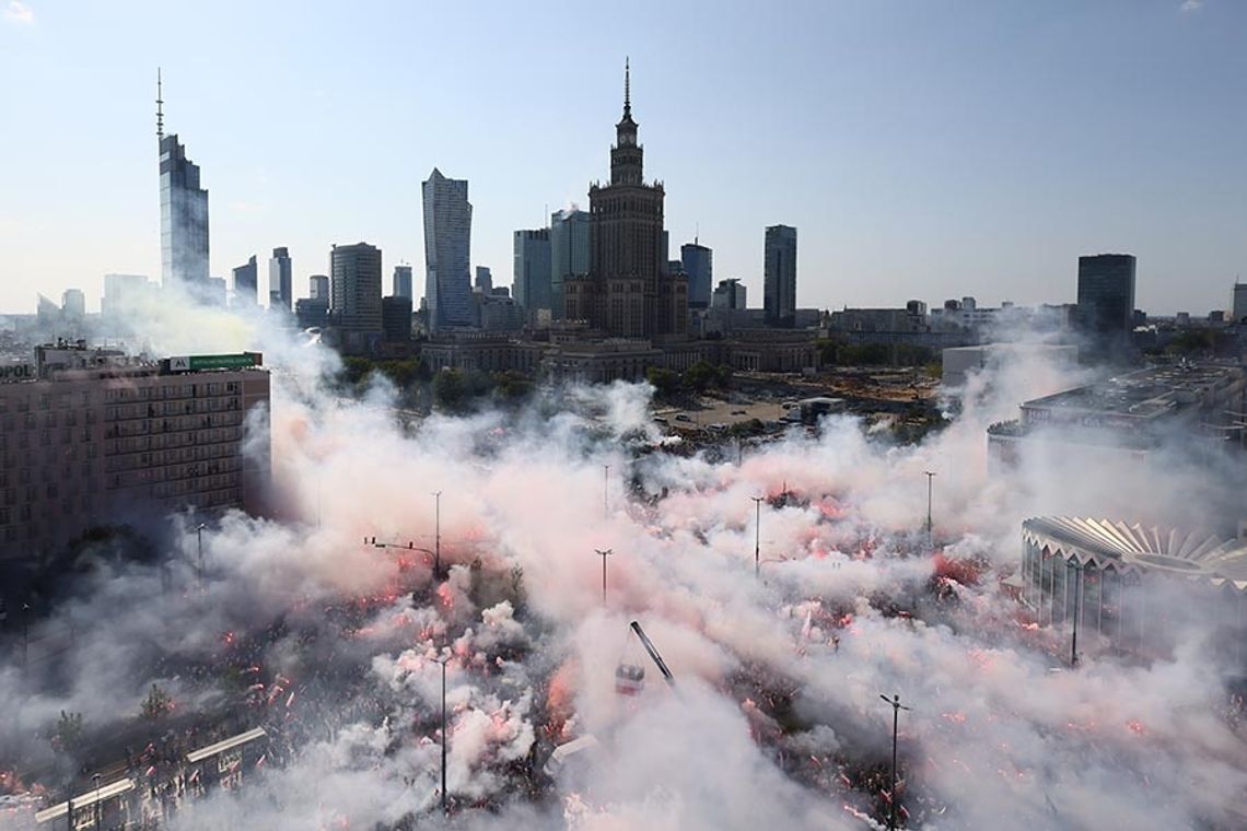 Warszawa. Stolica oddała hołd powstańcom warszawskim w godzinę "W" (ZDJĘCIA)