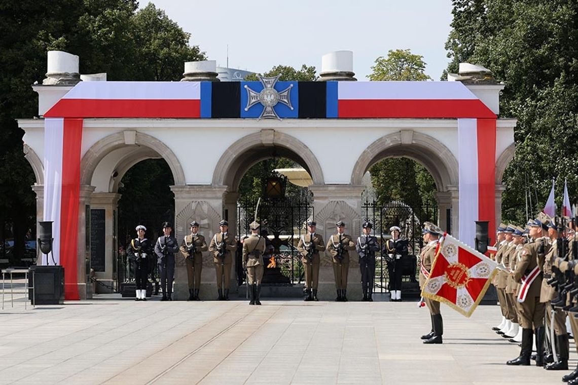 Warszawa. Uroczysta odprawa wart przed Grobem Nieznanego Żołnierza