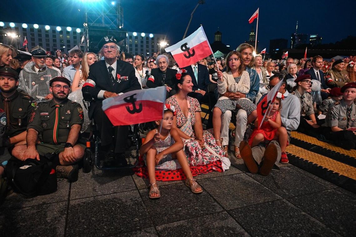 Warszawiacy zaśpiewali powstańcze pieśni na placu Piłsudskiego Warszawiacy zaśpiewali powstańcze pieśni na placu Piłsudskiego