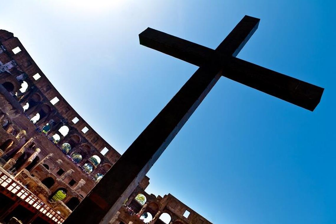 Watykan. Droga Krzyżowa w Koloseum: świat cierpi z powodu cynizmu tyranów i autorytarnych reżimów