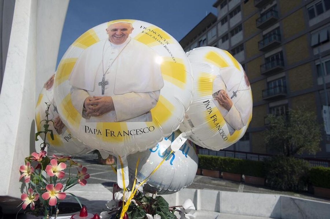Watykan: papież dalej w stanie krytycznym, ale nie miał kryzysu oddechowego