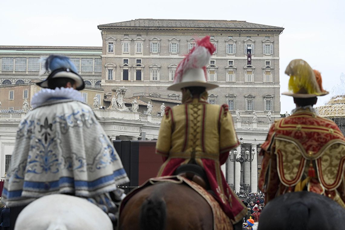 Watykan. Tradycyjny orszak w święto Trzech Króli przyciągnął na plac Św. Piotra tysiące wiernych