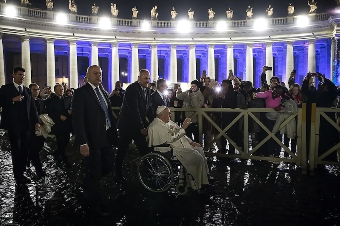 Watykan. W sylwestrowy wieczór papież spotkał się z setkami osób na placu św. Piotra