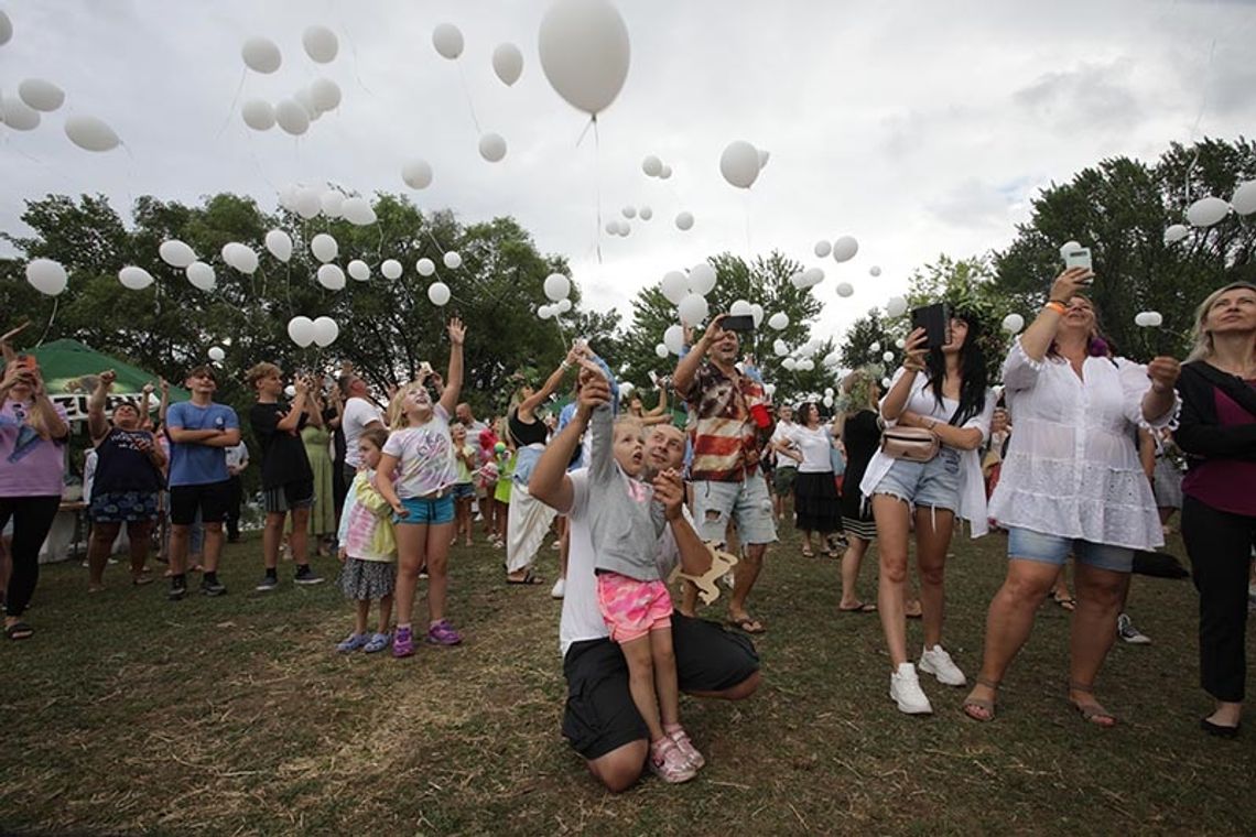 Wianki na wodzie, balony na niebie i rodzinne zabawy, czyli Świętojański Piknik polonijnych „Aniołków”