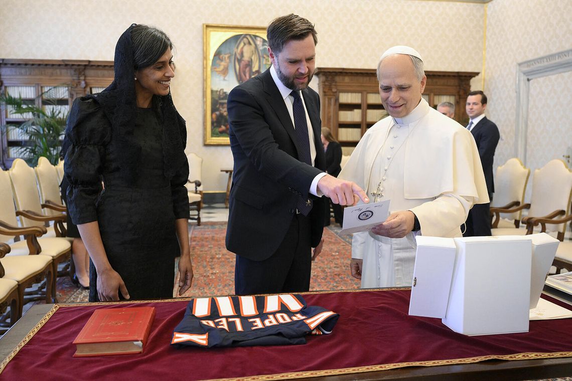 Wiceprezydent Vance wręczył papieżowi Leonowi XIV koszulkę Chicago Bears