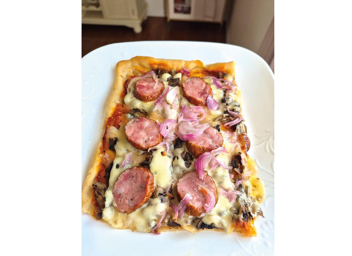 Wiejska pizza z polską kiełbasą