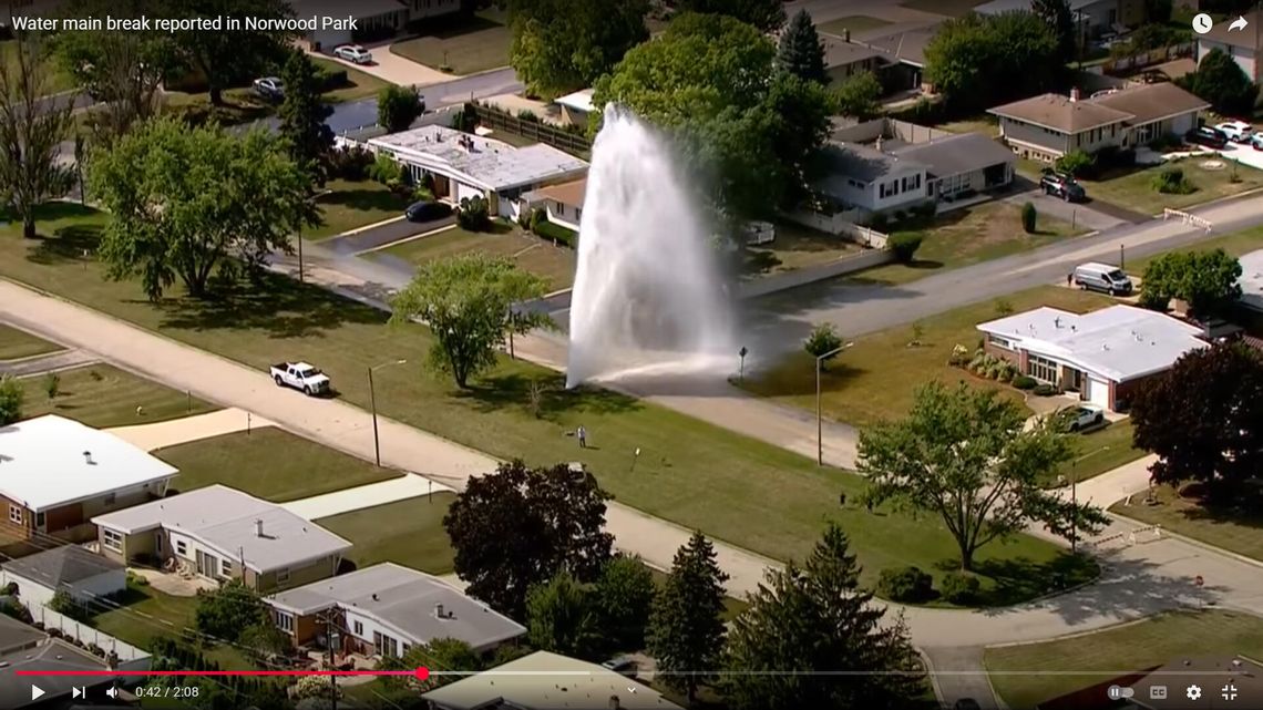 „Wielka fontanna” na ulicy po awarii wodociągu w Norwood Park „Wielka fontanna” na ulicy po awarii wodociągu w Norwood Park