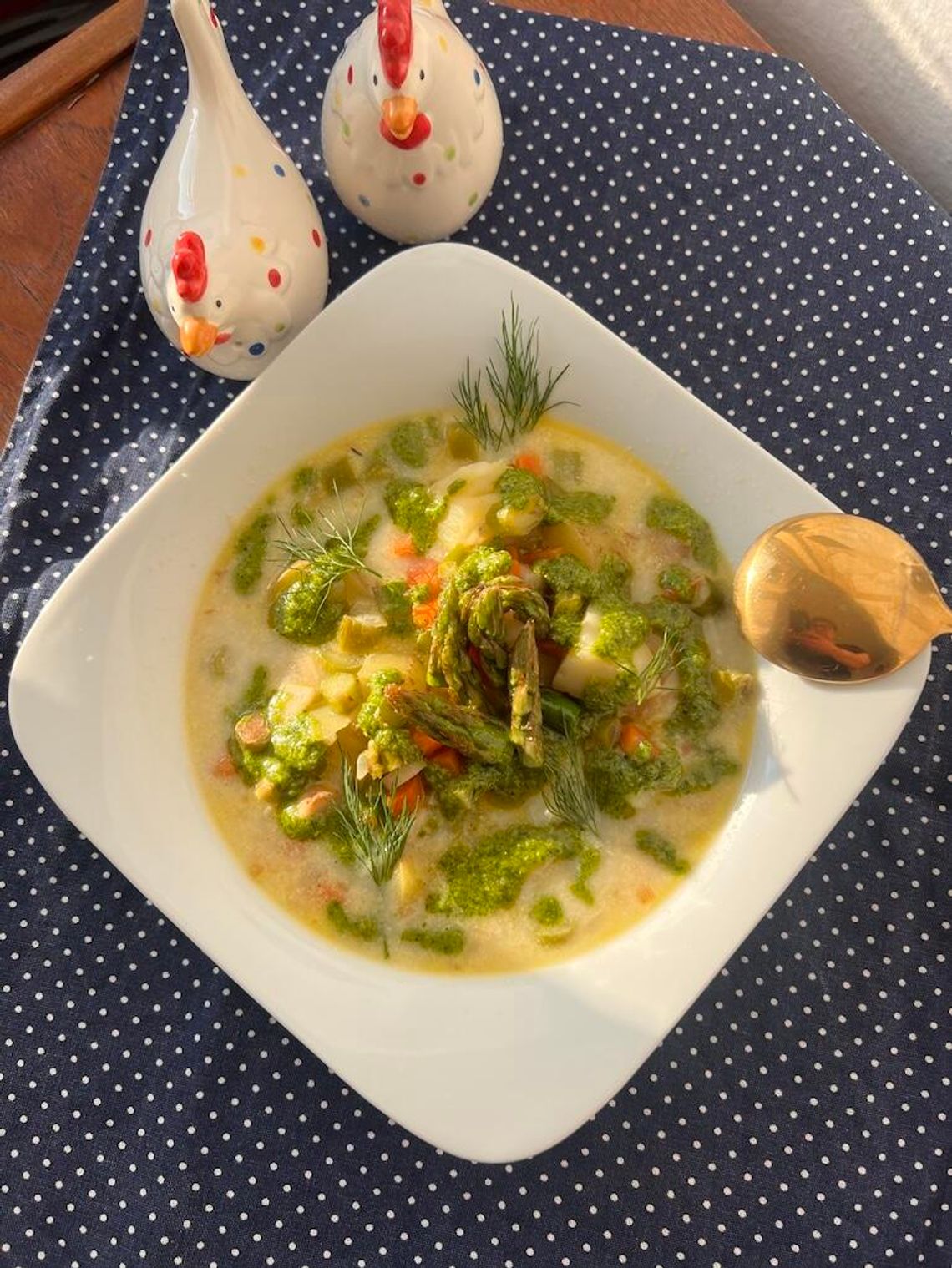 Wiosenna zupa ze szparagami i pesto