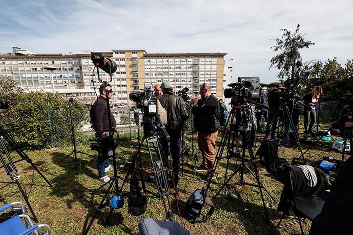 Włochy. Ekipy telewizyjne i osoby prywatne przed rzymską kliniką, w której przebywa papież