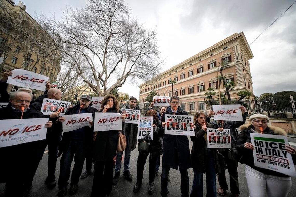 Włochy. Protest w Mediolanie przeciwko obecności funkcjonariuszy ICE w czasie igrzysk