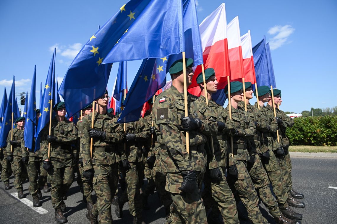 Wojskowa defilada po raz pierwszy na lądzie, morzu i w powietrzu (ZDJĘCIA)