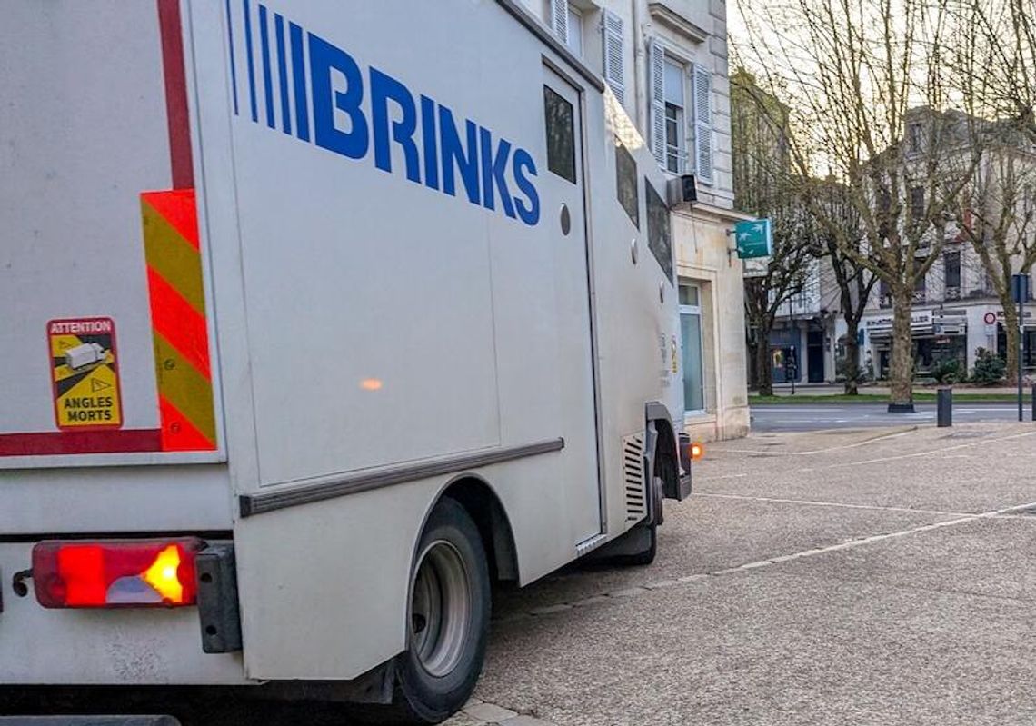 Worki z pieniędzmi wypadły z ciężarówki Brinks w Oak Park. Ludzie zbierali gotówkę