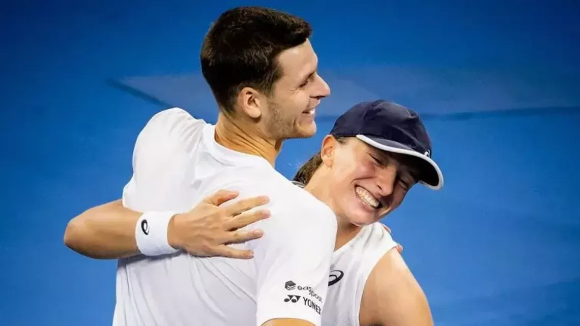 World Tennis League - Świątek i Hurkacz wygrali w mikście, ale ich drużyna przegrała World Tennis League - Świątek i Hurkacz wygrali w mikście, ale ich drużyna przegrała