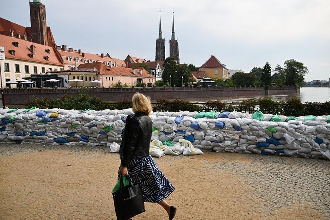 Wrocław. Przez miasto przechodzi fala powodziowa; na ulicach mniejszy ruch niż zwykle