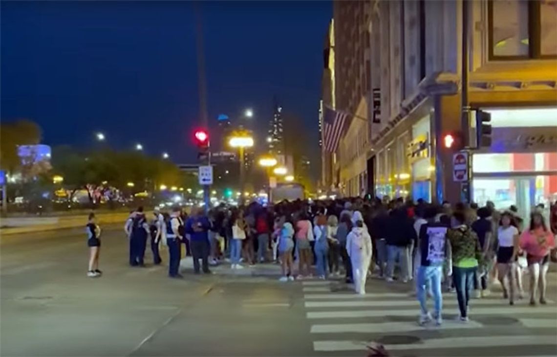 Wskakiwali na auta, blokowali ulice – zuchwała młodzież znowu opanowała centrum Chicago (WIDEO)