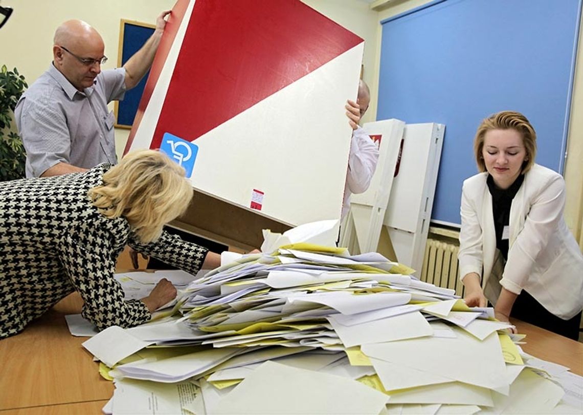 Wybory 2023. Co dzieje się po zamknięciu lokalu wyborczego, czyli jak są liczone głosy