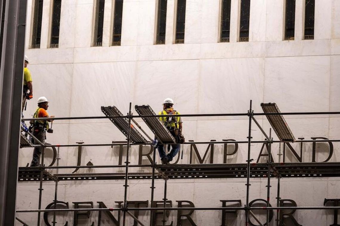 Z fasady Kennedy Center usunięto nazwisko Trumpa Z fasady Kennedy Center usunięto nazwisko Trumpa